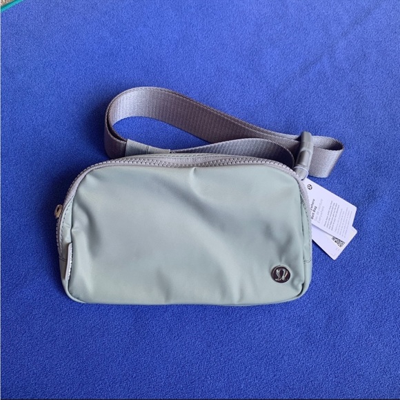 Lululemon crossbody fannypack silver/green/gray - Picture 1 of 3